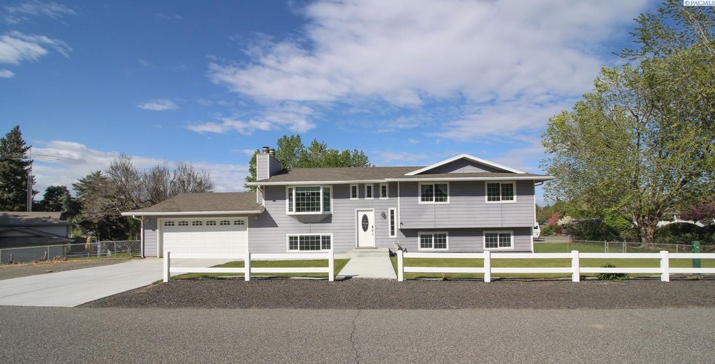 Photo of 7702 W 13th Avenue, Kennewick, WA 99338 (MLS # 292124)