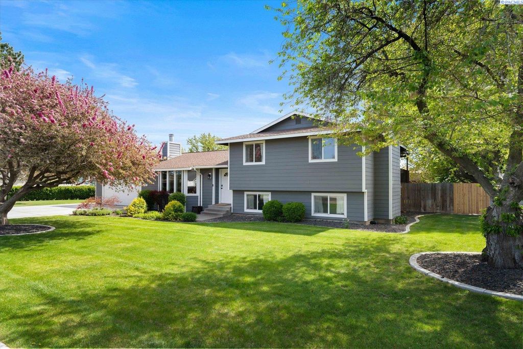Photo of 401 W 48th Avenue, Kennewick, WA 99337 (MLS # 291943)