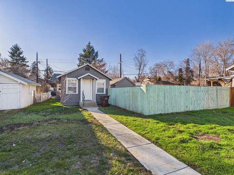 Photo of 404 S 15th Ave, Yakima, WA 98902 (MLS # 290834)