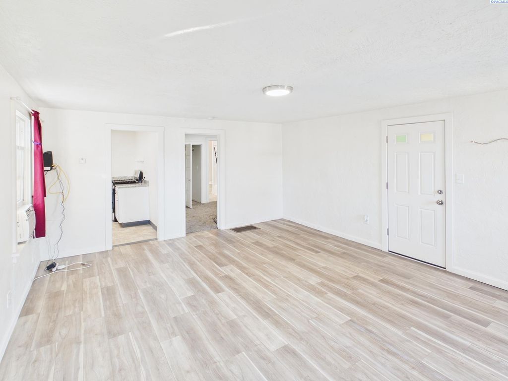 Photo of 404 S 15th Ave, Yakima, WA 98902 (MLS # 290834)