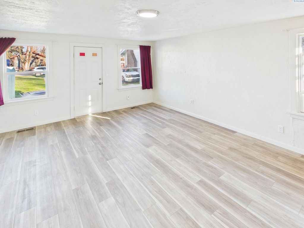 Photo of 404 S 15th Ave, Yakima, WA 98902 (MLS # 290834)