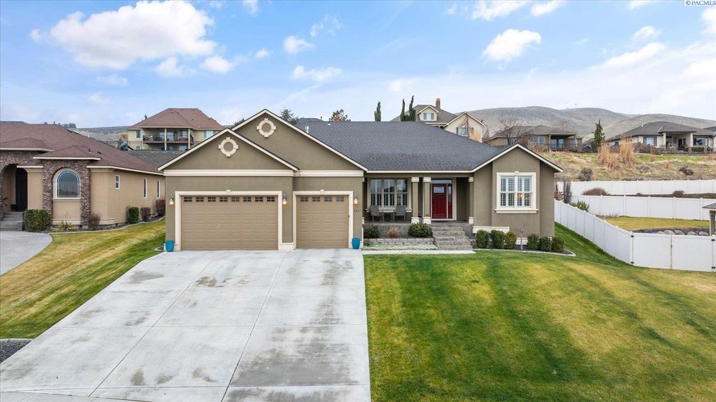 Photo of 1417 Purple Sage St, Richland, WA 99352 (MLS # 290099)