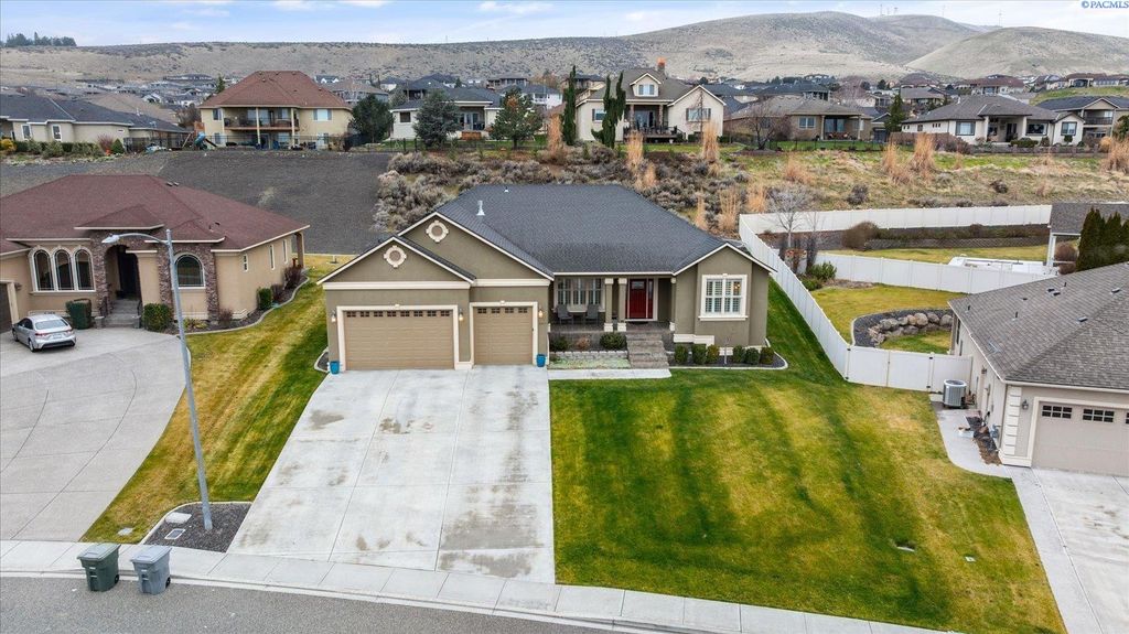 Photo of 1417 Purple Sage St, Richland, WA 99352 (MLS # 290099)