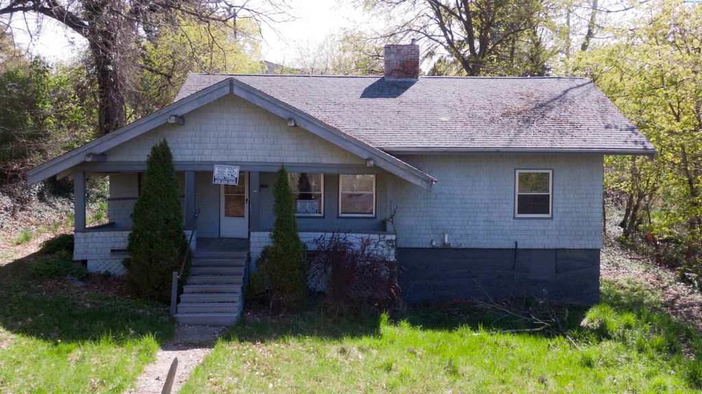 Photo of 960 NE Maple St, Pullman, WA 99163 (MLS # 289640)