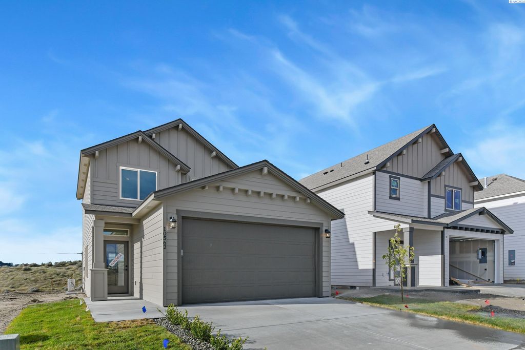 Photo of 10562 Clearwater Dr, Kennewick, WA 99336 (MLS # 291834)
