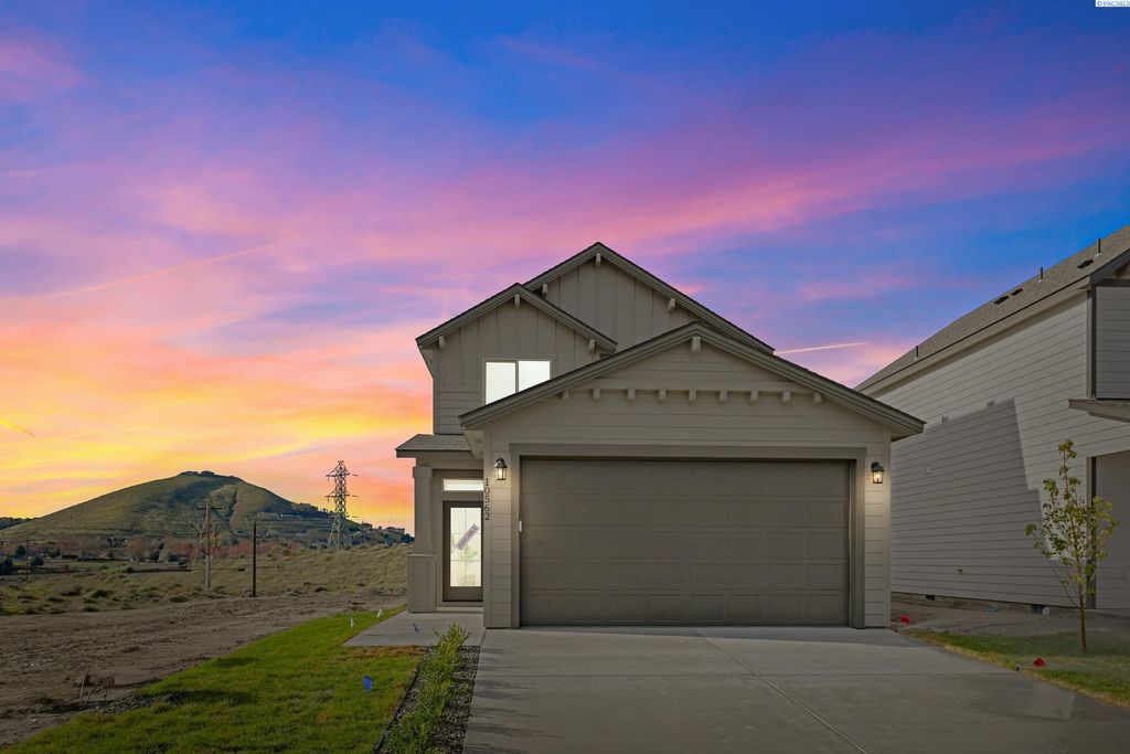 Photo of 10562 Clearwater Dr, Kennewick, WA 99336 (MLS # 291834)