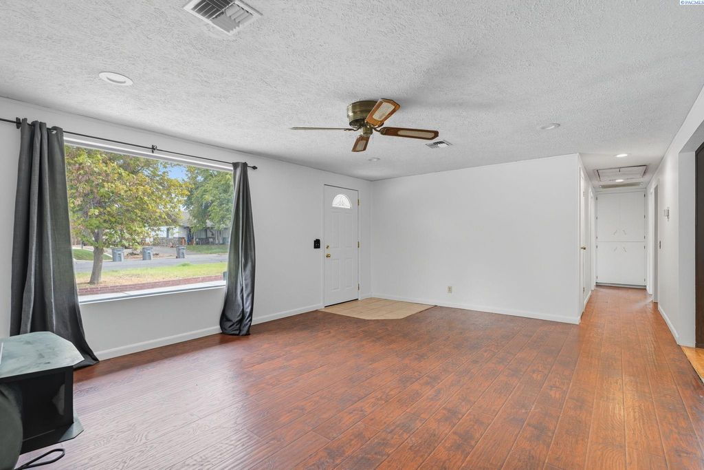 Photo of 405 Basswood Avenue, Richland, WA 99352 (MLS # 287982)