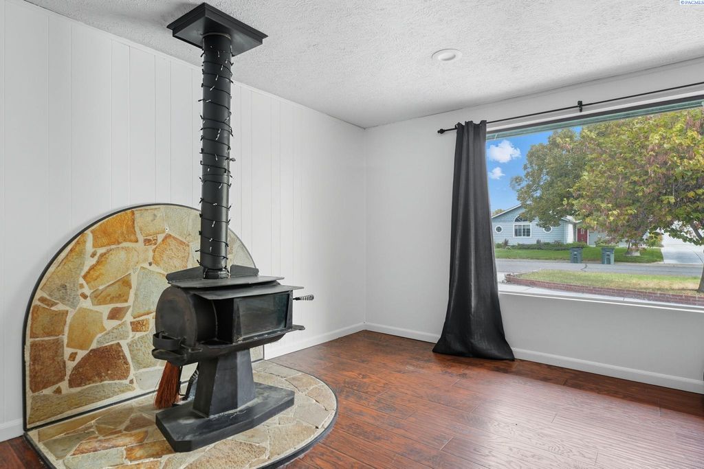 Photo of 405 Basswood Avenue, Richland, WA 99352 (MLS # 287982)