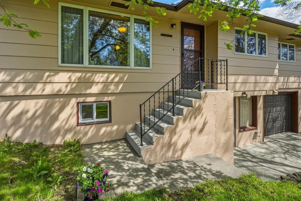 Photo of 1210 NW Clifford St, Pullman, WA 99163 (MLS # 292613)