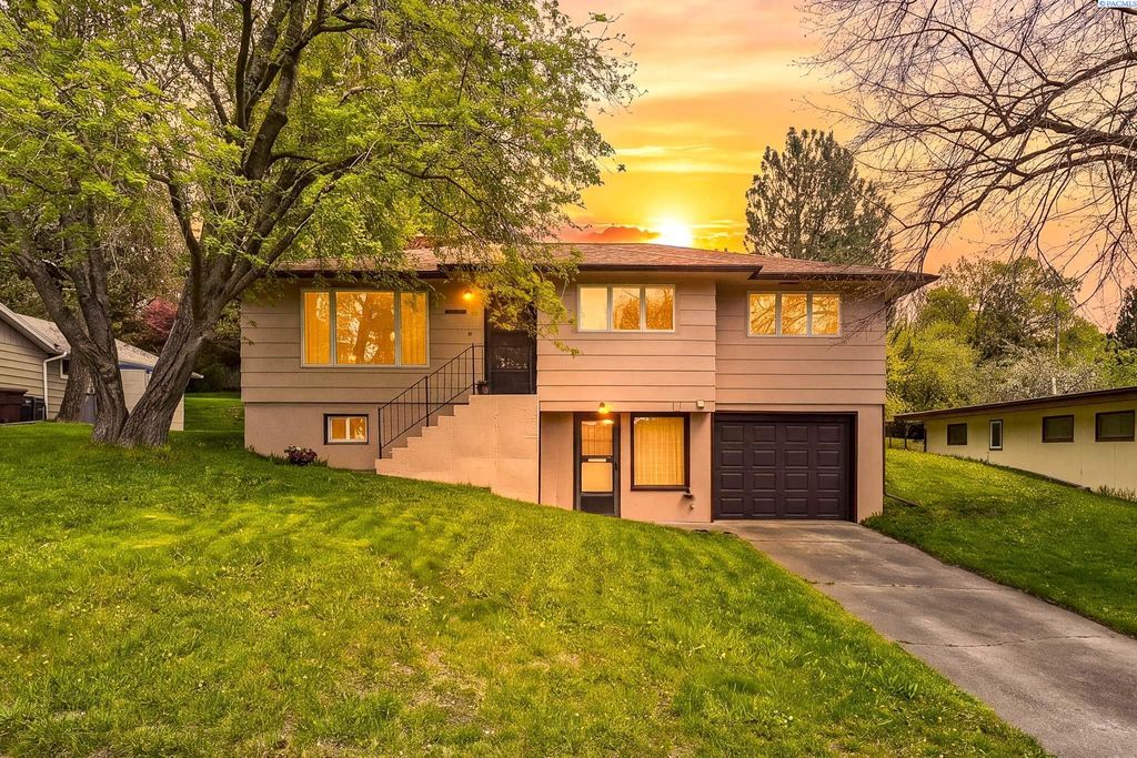 Photo of 1210 NW Clifford St, Pullman, WA 99163 (MLS # 292613)