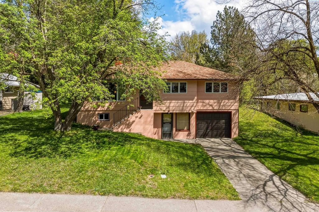 Photo of 1210 NW Clifford St, Pullman, WA 99163 (MLS # 292613)