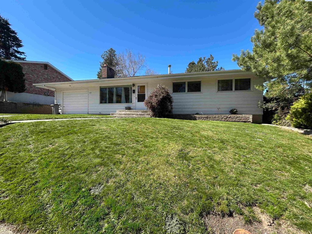 Photo of 115 SW Skyline Dr, Pullman, WA 99163 (MLS # 291645)