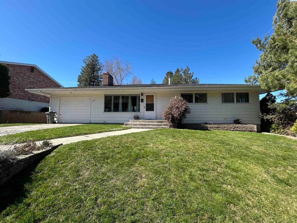 Photo of 115 SW Skyline Dr, Pullman, WA 99163 (MLS # 291645)