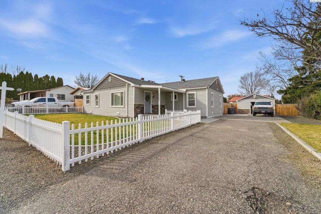 Photo of 1262 N Perry Loop, Kennewick, WA 99336 (MLS # 290607)