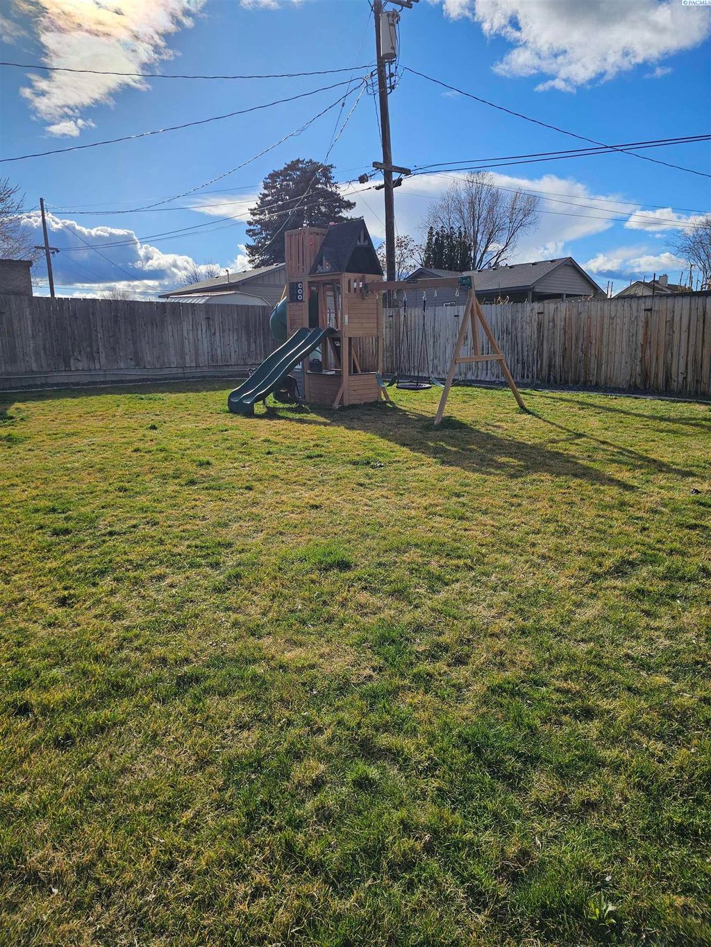 Photo of 1262 N Perry Loop, Kennewick, WA 99336 (MLS # 290607)