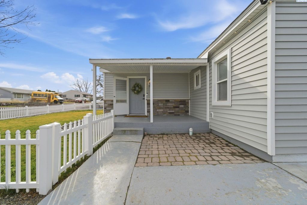 Photo of 1262 N Perry Loop, Kennewick, WA 99336 (MLS # 290607)