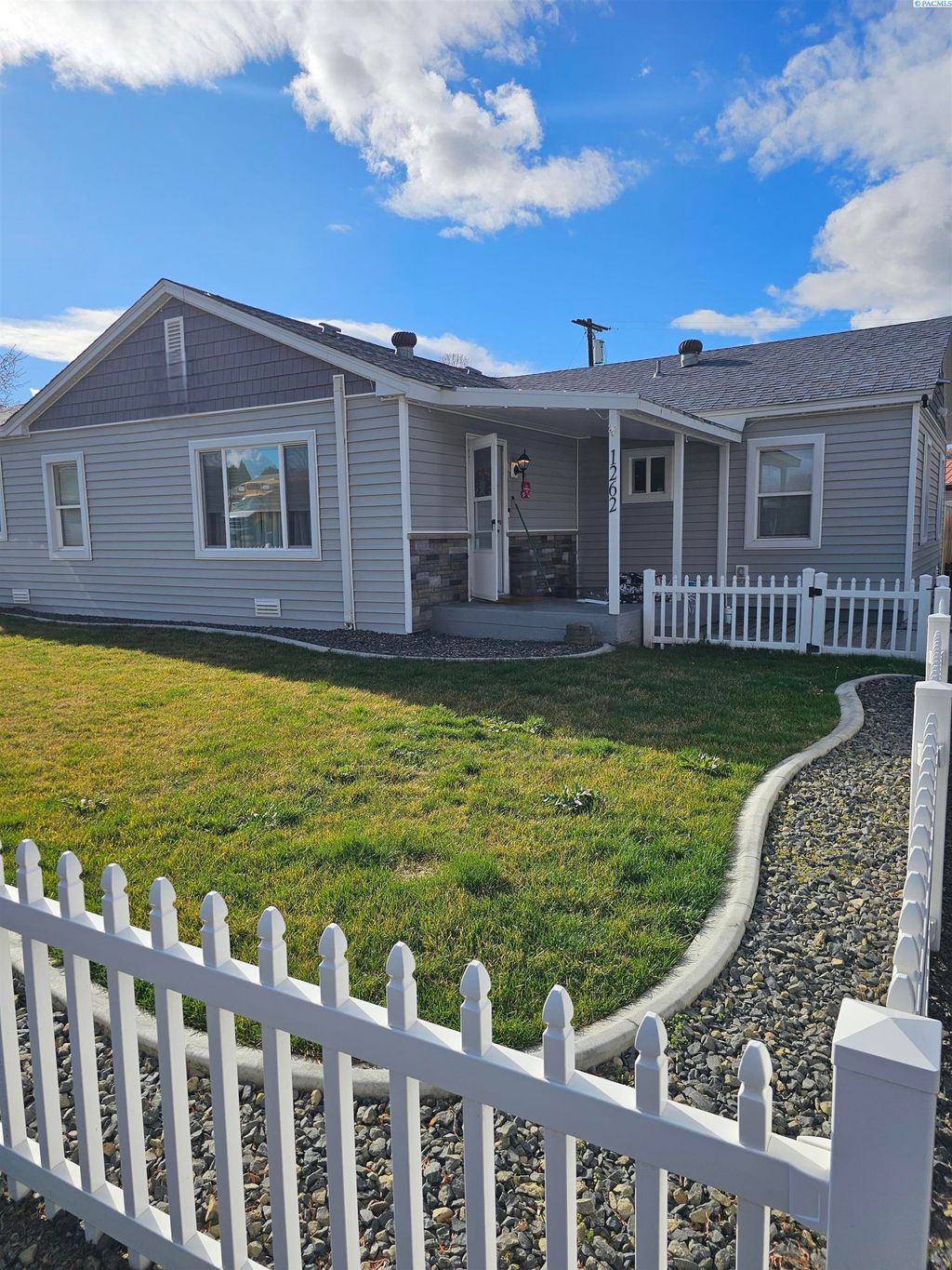 Photo of 1262 N Perry Loop, Kennewick, WA 99336 (MLS # 290607)