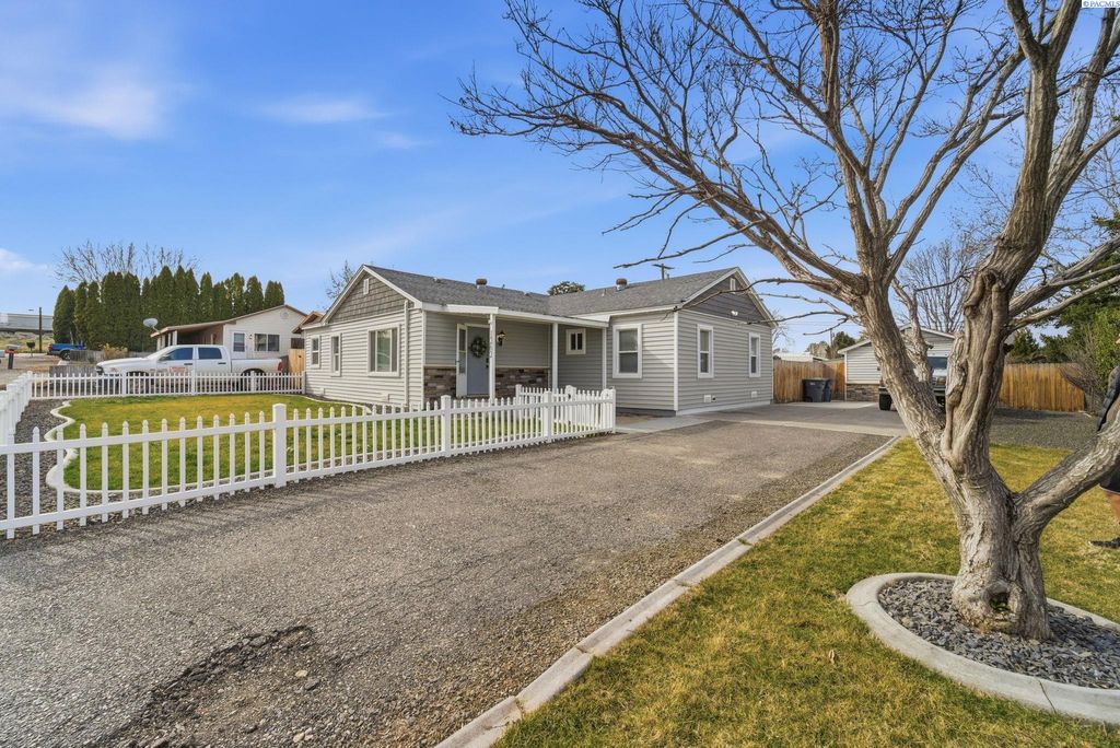 Photo of 1262 N Perry Loop, Kennewick, WA 99336 (MLS # 290607)