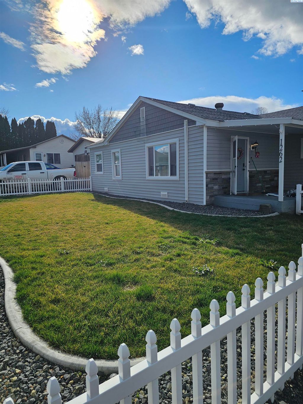 Photo of 1262 N Perry Loop, Kennewick, WA 99336 (MLS # 290607)