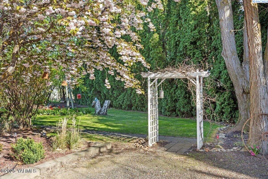 Photo of 10401 N 1739 Pr Nw Rd, Grandview, WA 98930 (MLS # 290455)