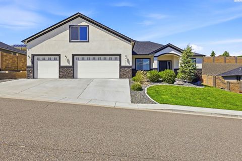 Photo of 5013 Meadow View, Pasco, WA 99301 (MLS # 293212)