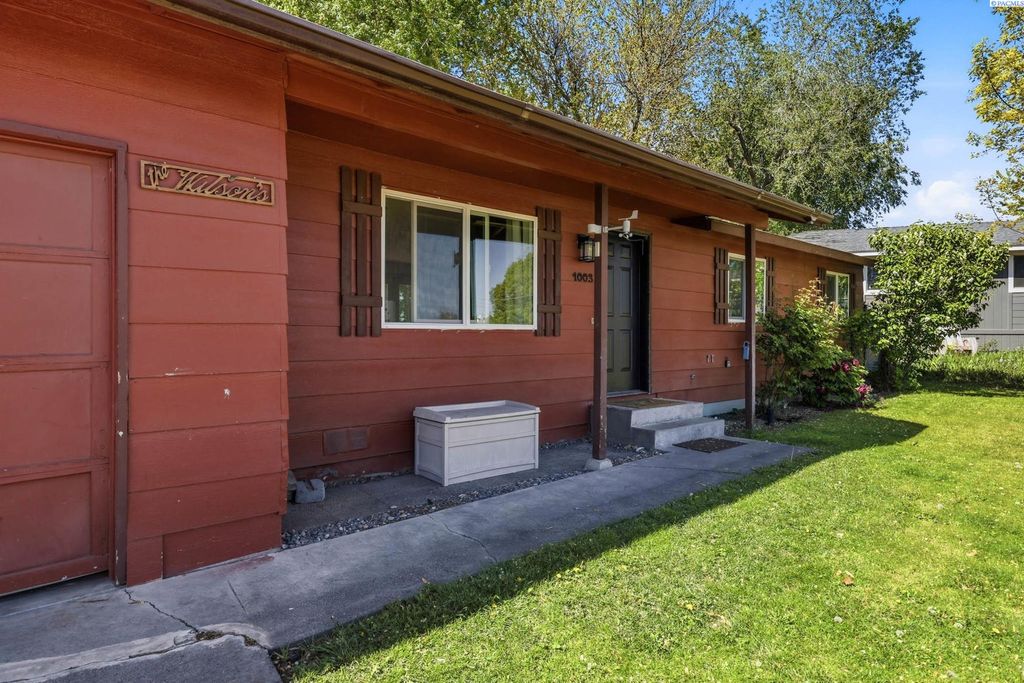 Photo of 1003 Jonah Lane, Benton City, WA 99320 (MLS # 292564)