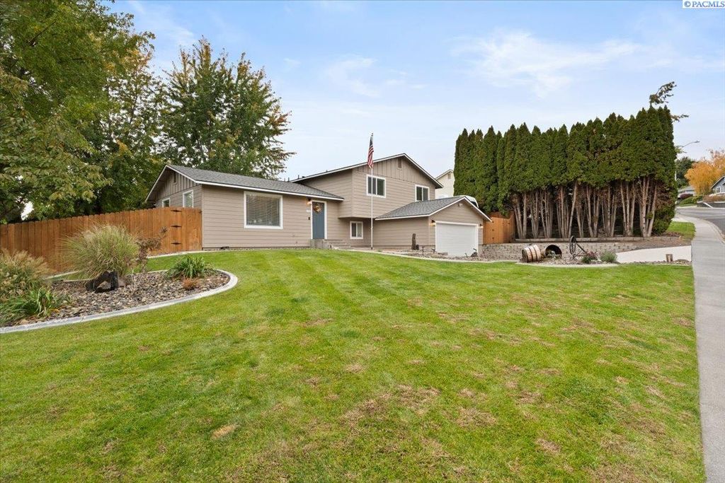 Photo of 179 Englewood Dr, Richland, WA 99352 (MLS # 288451)