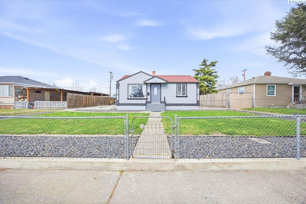 Photo of 1715 W Bonneville Street, Pasco, WA 99301 (MLS # 291072)