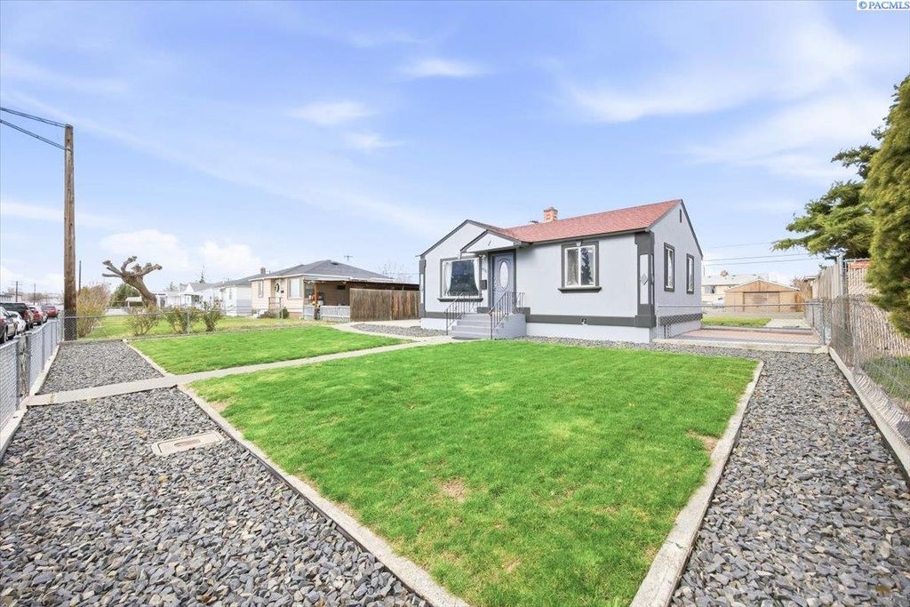 Photo of 1715 W Bonneville Street, Pasco, WA 99301 (MLS # 291072)