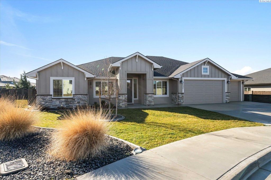 Photo of 2432 Maggio Loop, Richland, WA 99352 (MLS # 290775)