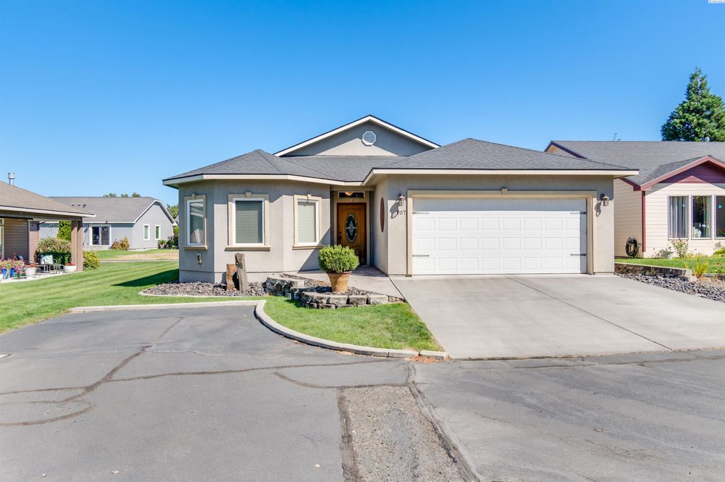 Photo of 107 Windsor Ln, Pasco, WA 99301 (MLS # 292063)