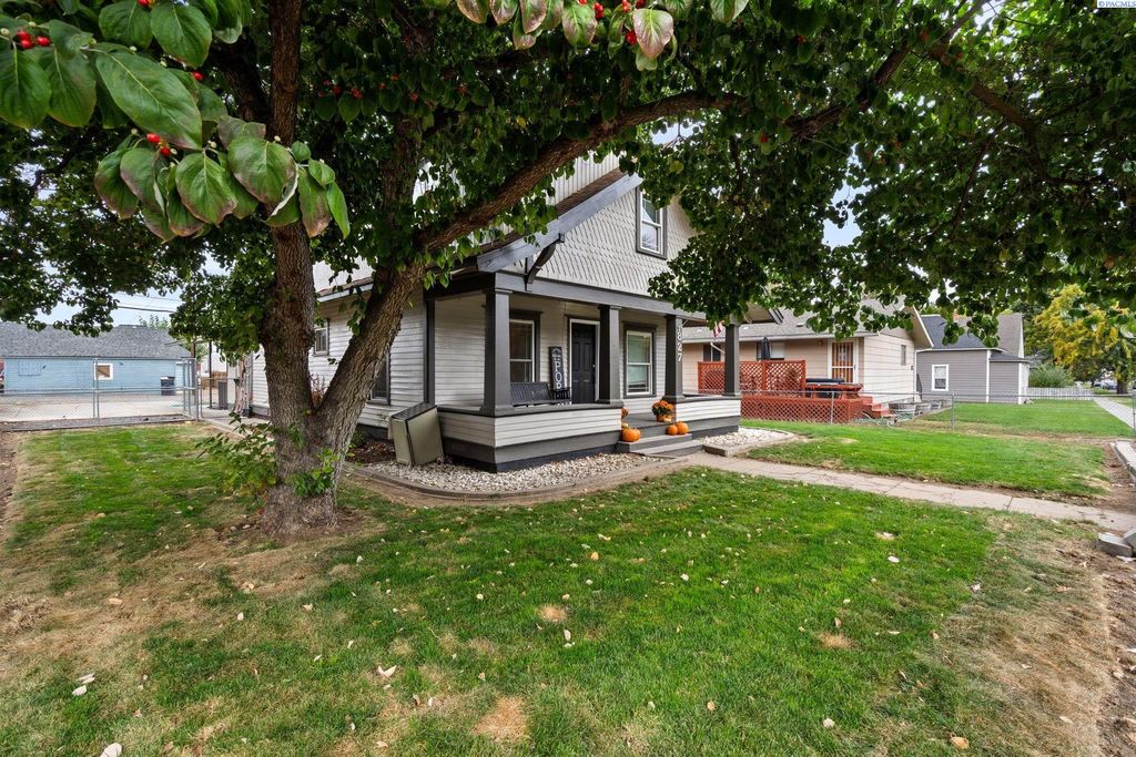 Photo of 827 Court St, Prosser, WA 99350 (MLS # 288431)