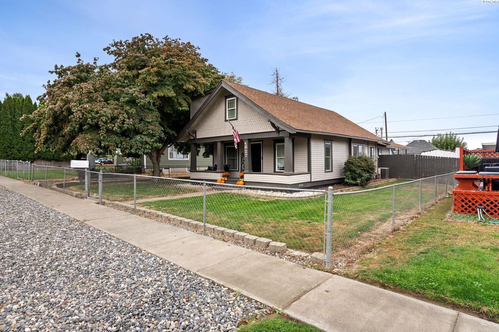 Photo of 827 Court St, Prosser, WA 99350 (MLS # 288431)