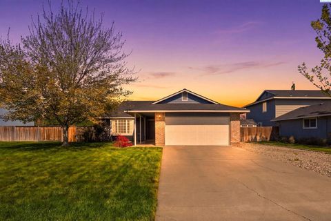 Photo of 5110 Blue Heron Blvd, West Richland, WA 99353 (MLS # 291950)