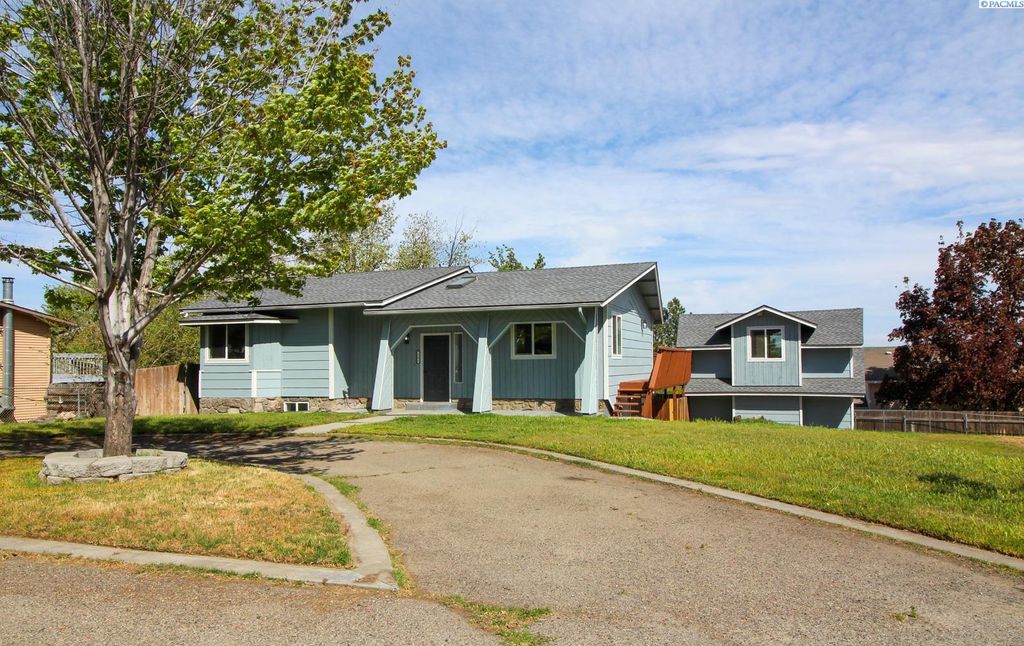 Photo of 1204 12th Street, Benton City, WA 99320 (MLS # 292387)