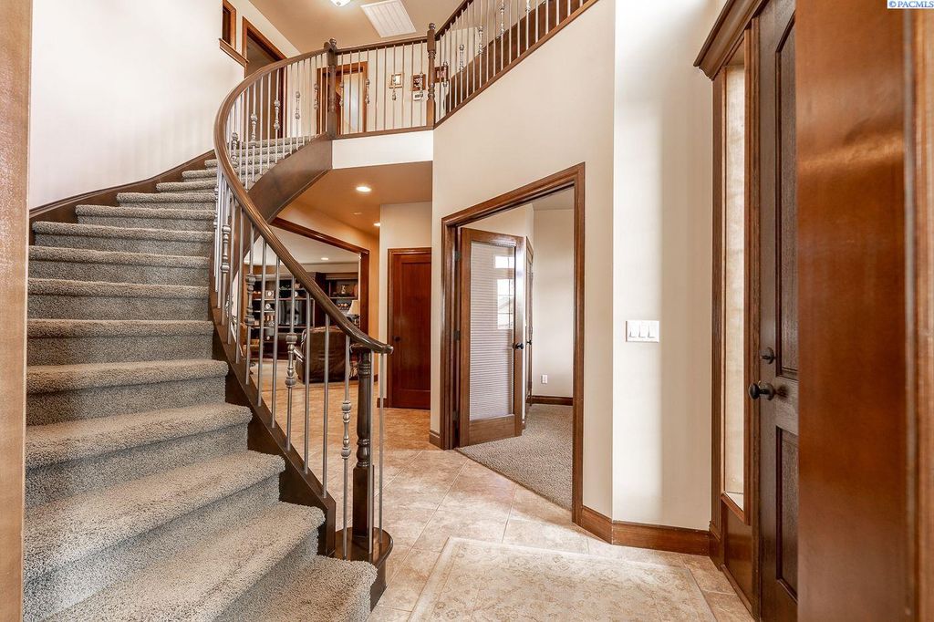 Photo of 1633 Meadow Hills Dr, Richland, WA 99352 (MLS # 291812)