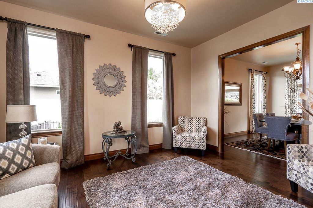 Photo of 1633 Meadow Hills Dr, Richland, WA 99352 (MLS # 291812)