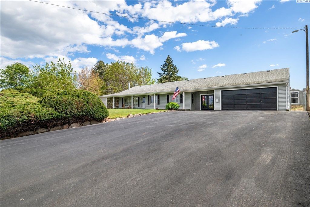 Photo of 4427 W Rio Grande Avenue, Kennewick, WA 99336 (MLS # 292406)