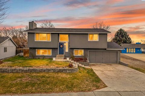 Photo of 2114 Sparrow Ct, West Richland, WA 99353 (MLS # 290687)
