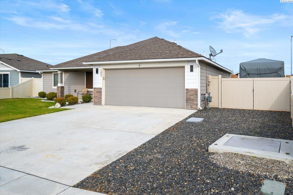 Photo of 7857 Coldwater Dr, Pasco, WA 99301 (MLS # 290725)