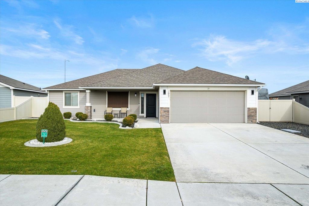 Photo of 7857 Coldwater Dr, Pasco, WA 99301 (MLS # 290725)