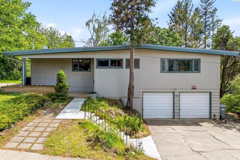 Photo of 1515 NE Upper Drive, Pullman, WA 99163 (MLS # 293095)