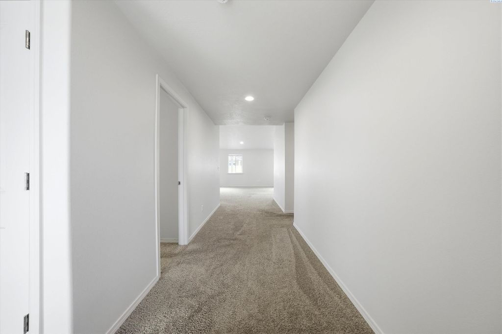 Photo of 1032 W Sequoia Rd, Moses Lake, WA 98837 (MLS # 292228)