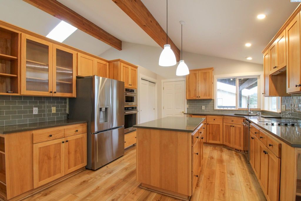 Photo of 208 Wallace Street, Richland, WA 99354 (MLS # 289310)