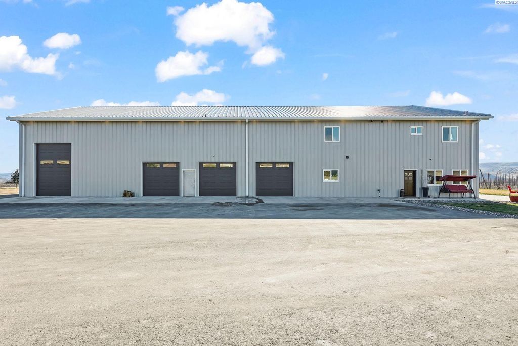 Photo of 190 Gopher Road, Selah, WA 98942 (MLS # 291097)