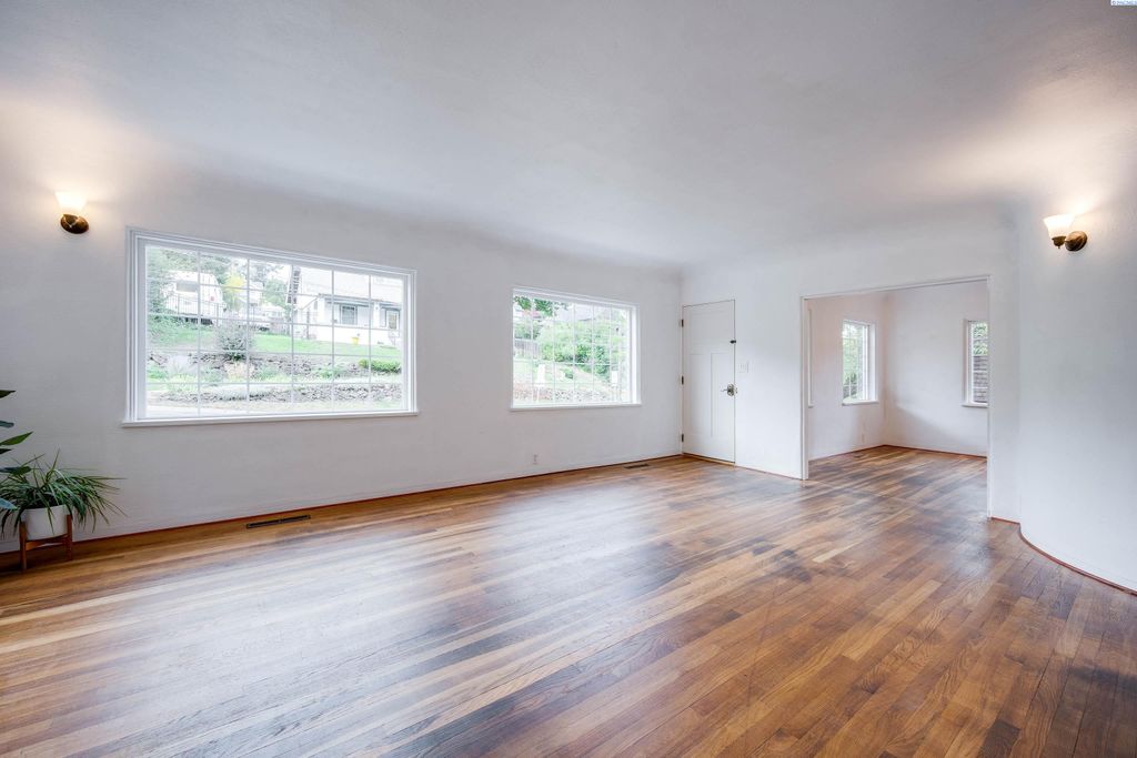 Photo of 907 S Main St, Colfax, WA 99111 (MLS # 287939)