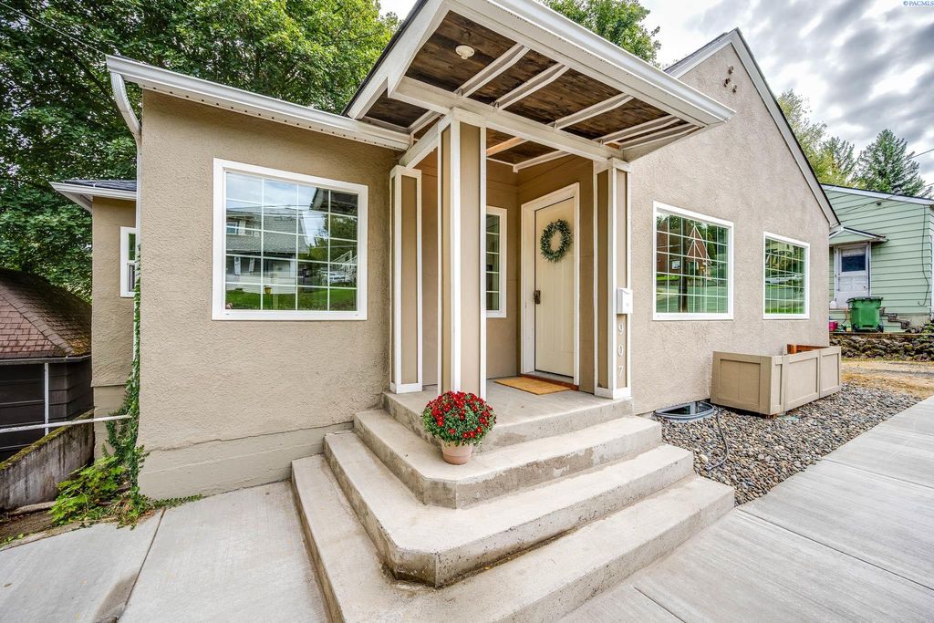 Photo of 907 S Main St, Colfax, WA 99111 (MLS # 287939)