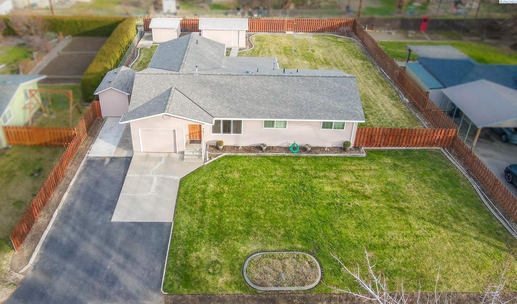 Photo of 1032 Elm Street, Prosser, WA 99350 (MLS # 289845)