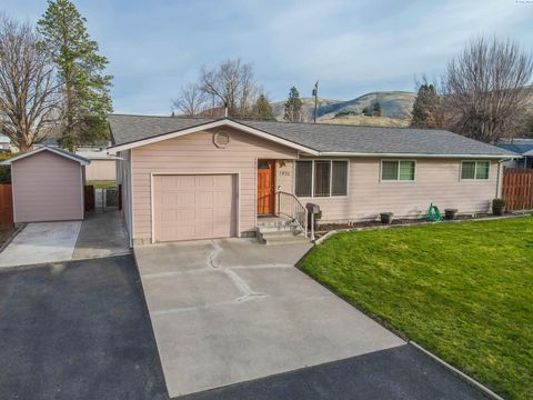 Photo of 1032 Elm Street, Prosser, WA 99350 (MLS # 289845)