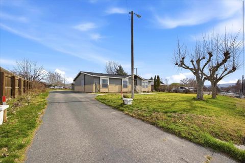 Photo of 909 S Gum St, Kennewick, WA 99336 (MLS # 290890)